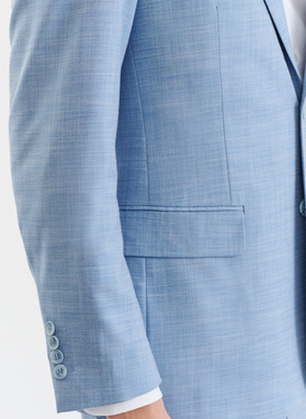 Niebieski garnitur męski o widocznej fakturze