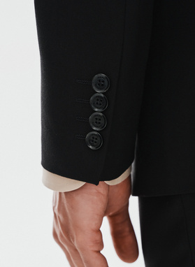 Dwuczęściowy czarny garnitur męski