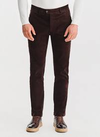 Brązowe spodnie sztruksowe