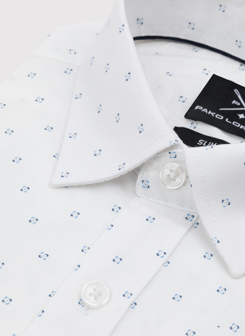 Biała koszula z długimi rękawami w mikrowzór