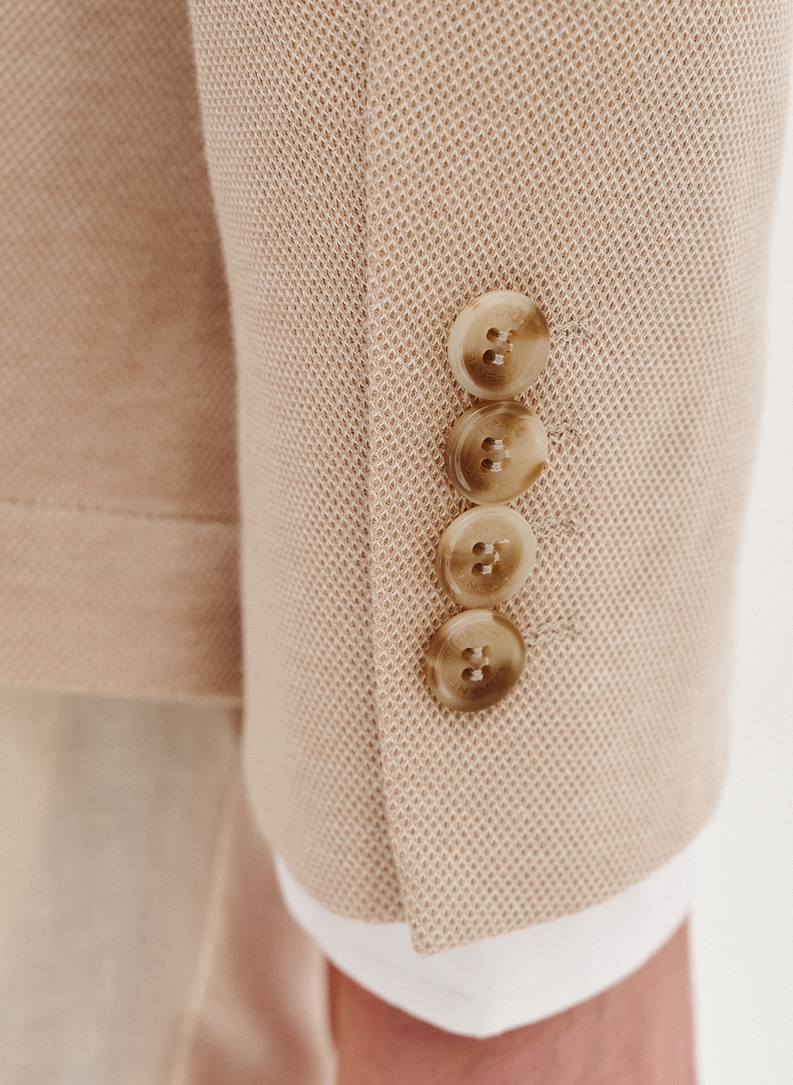 Dzianinowa marynarka w kolorze beżowym