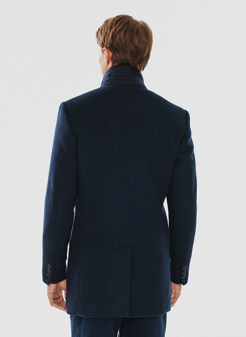 Granatowy płaszcz męski z odpinaną stójką
