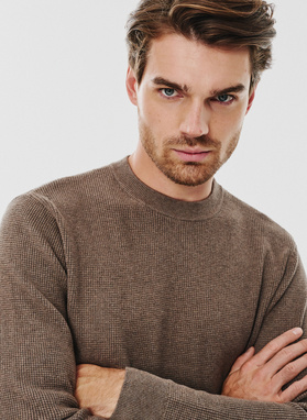 Męski sweter w kolorze brązowym