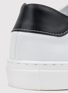 Skórzane białe sneakersy męskie z czarną wstawką