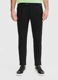 Czarne spodnie z zaszewkami