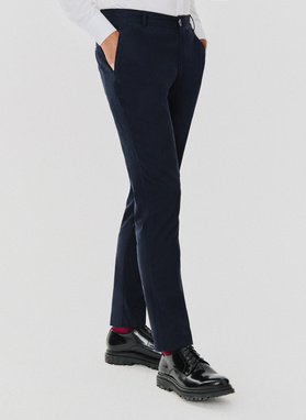 Gładkie spodnie męskie w kolorze granatowym