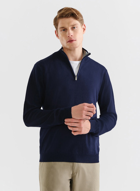 Granatowy sweter z wysoką stójką zapinaną na zamek