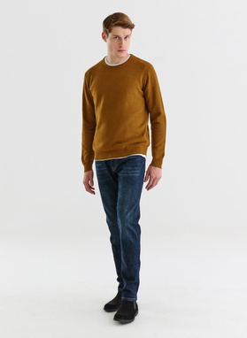 Musztardowy sweter męski z okrągłym dekoltem