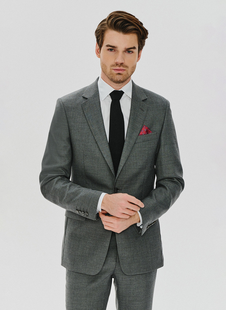 Szary wełniany garnitur