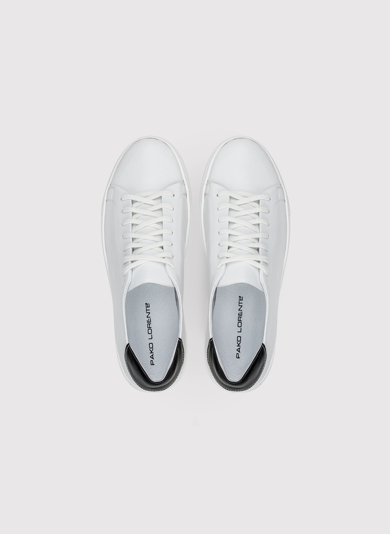 Skórzane białe sneakersy męskie z czarną wstawką