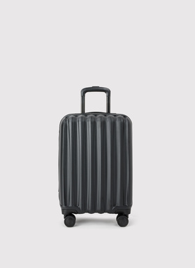 Kabinowa czarna walizka ze żłobieniami