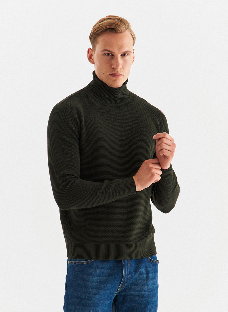 Sweter z golfem w kolorze zielonym