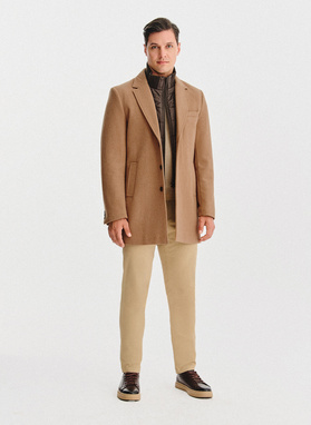 Beżowy płaszcz męski z odpinanym kołnierzem
