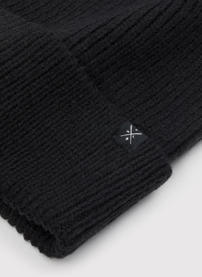 Czarna czapka męska