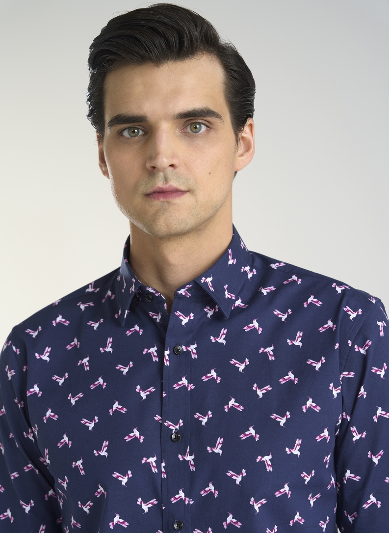 Granatowa koszula w kolibry
