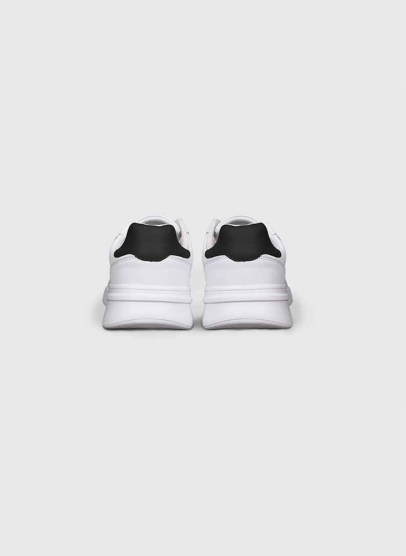 Białe sneakersy męskie z czarnym zapiętkiem