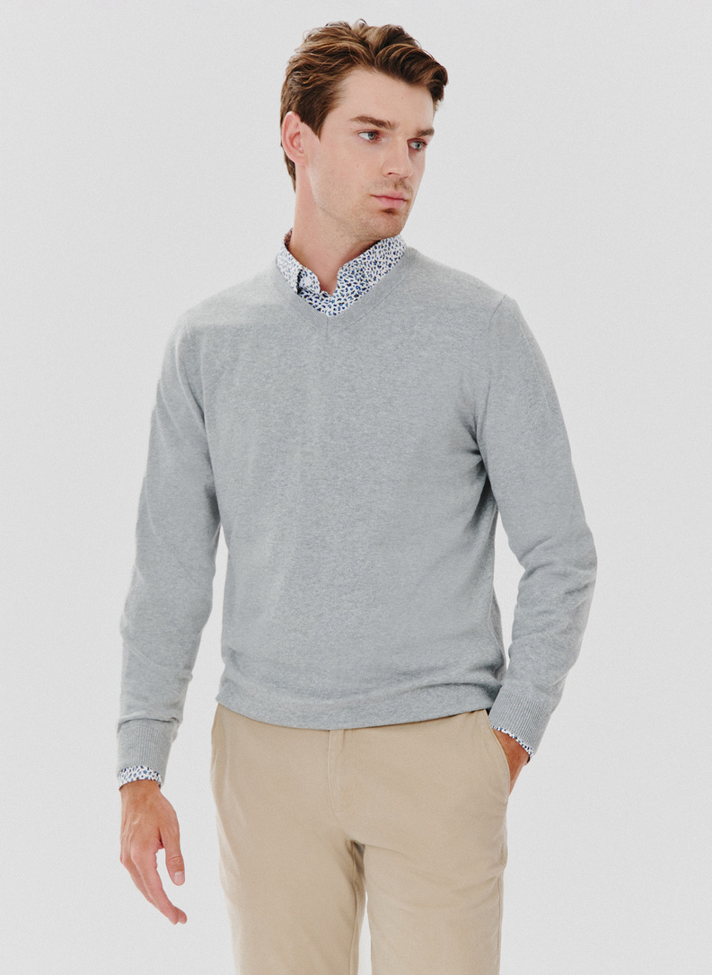 Jasnoszary męski sweter w serek 