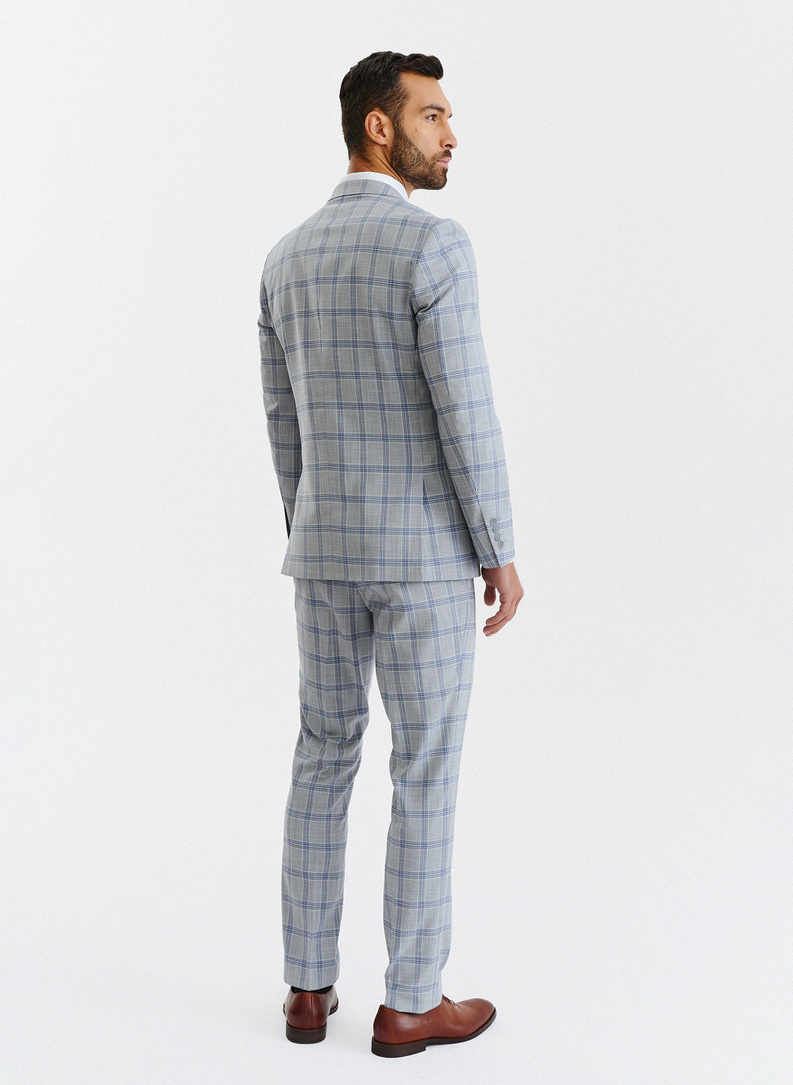 Szary garnitur męski w niebiesko-białą kratę