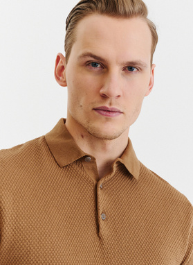 T-shirt polo o ciekawej fakturze w kolorze ciepłego brązu