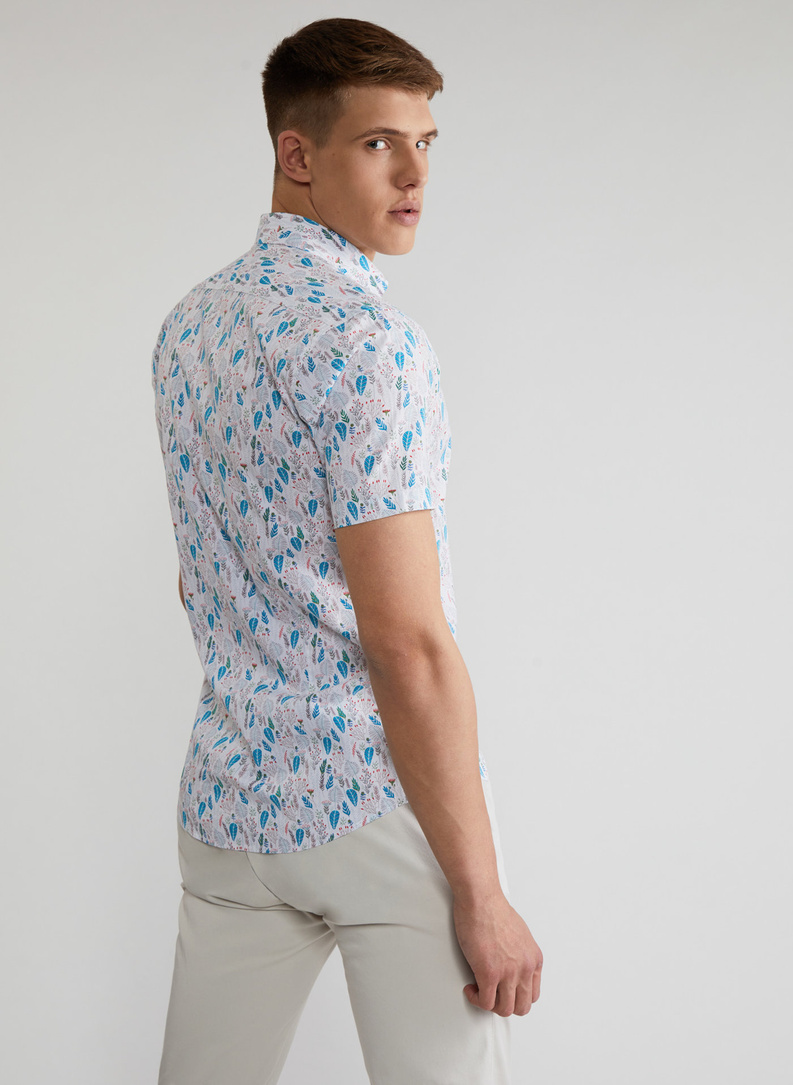 Biała koszula męska na krótki rękaw w kolorowy roślinny deseń