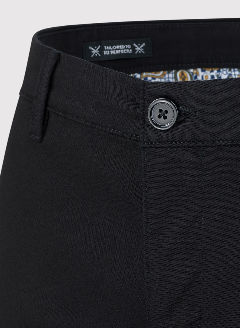 Czarne spodnie męskie o kroju Slim Fit