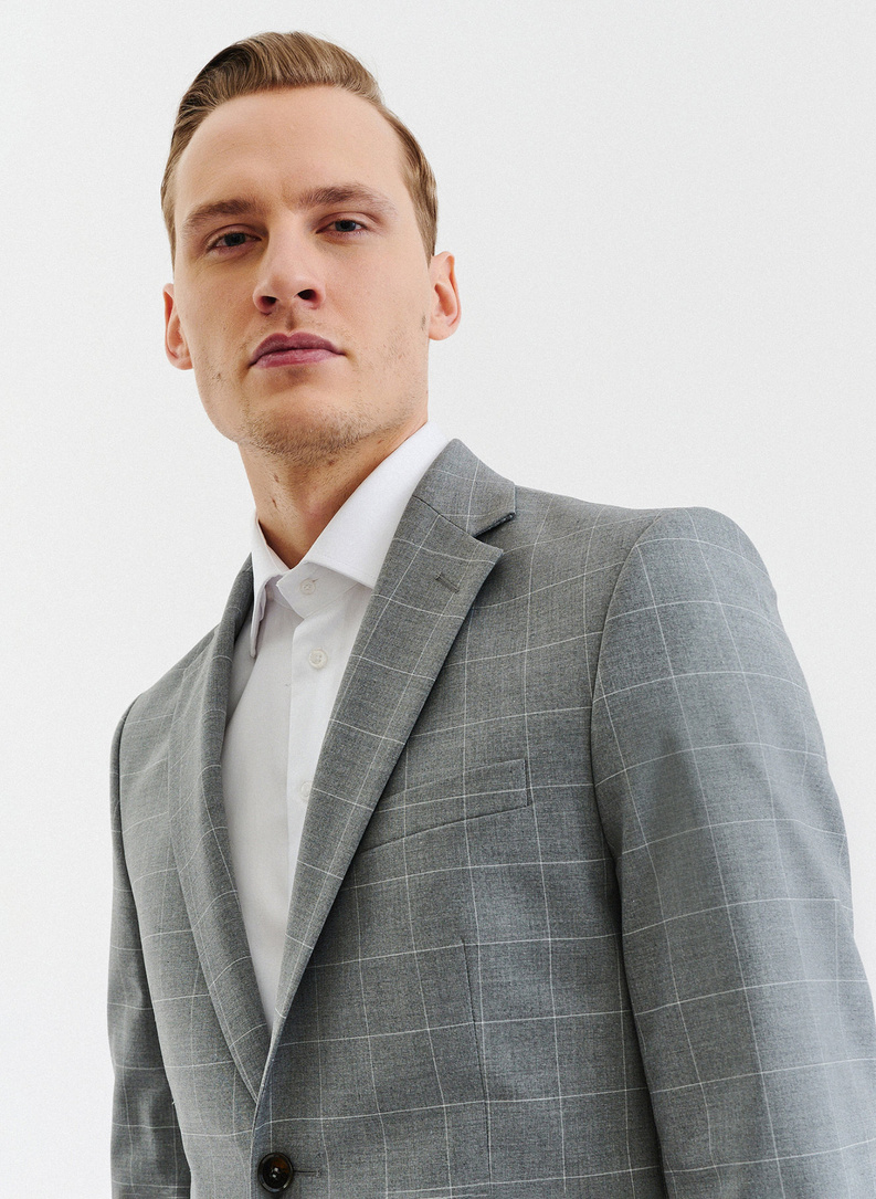 Szary garnitur męski z wełny
