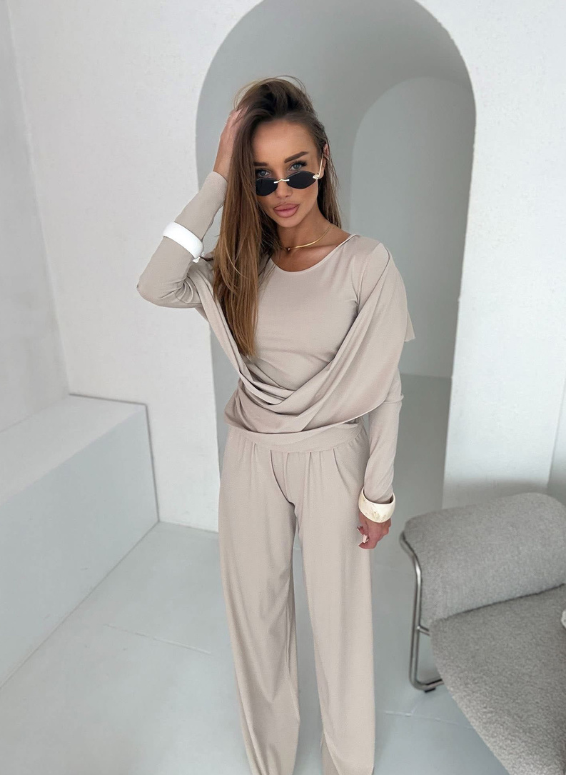 Komplet damski MEDI w kolorze jasnobeżowym