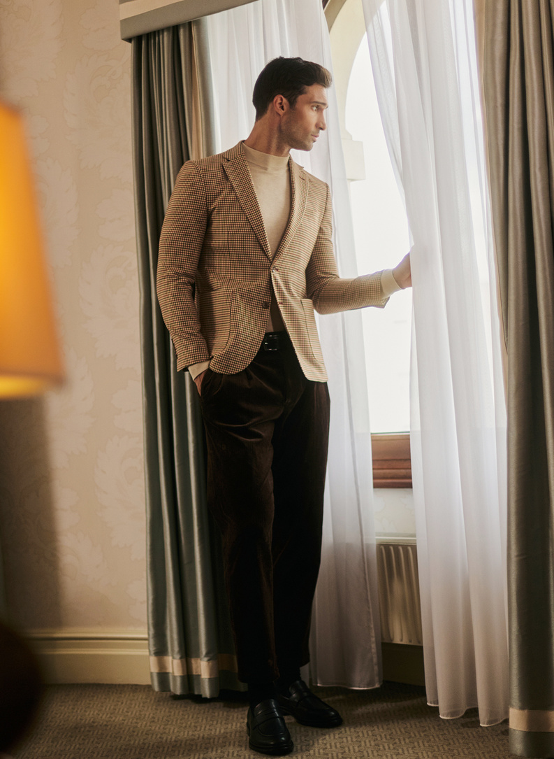 Beżowa marynarka w pepitkę