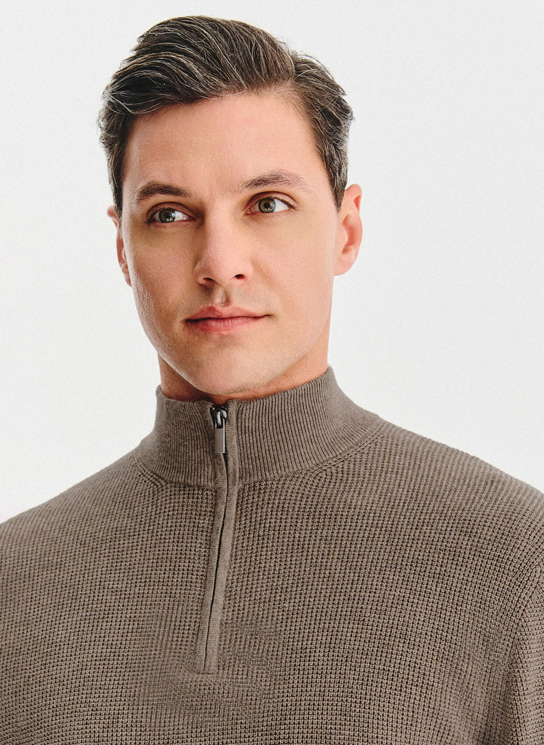 Brązowy sweter z rozpinaną stójką