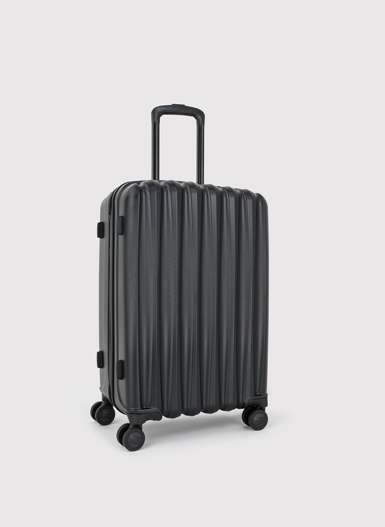 Średnia czarna walizka ze żłobieniami