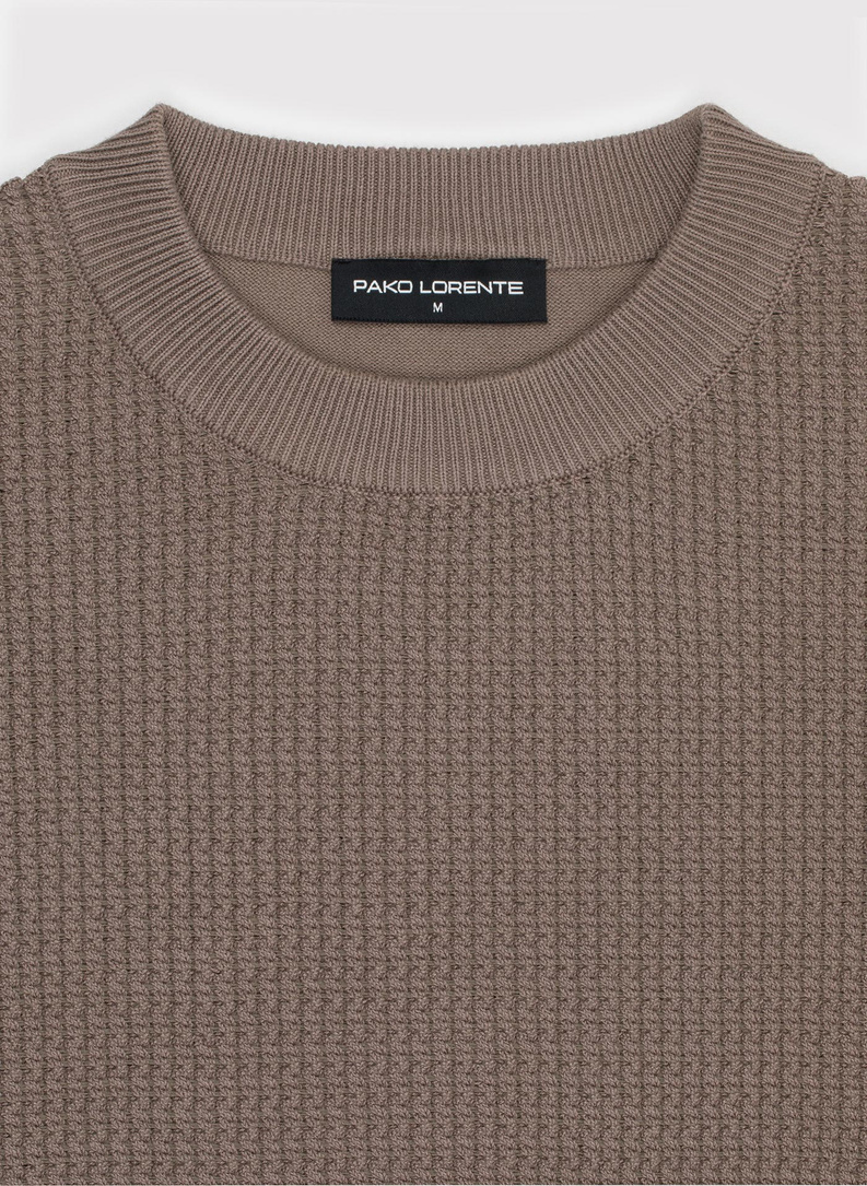 Brązowy sweter męski