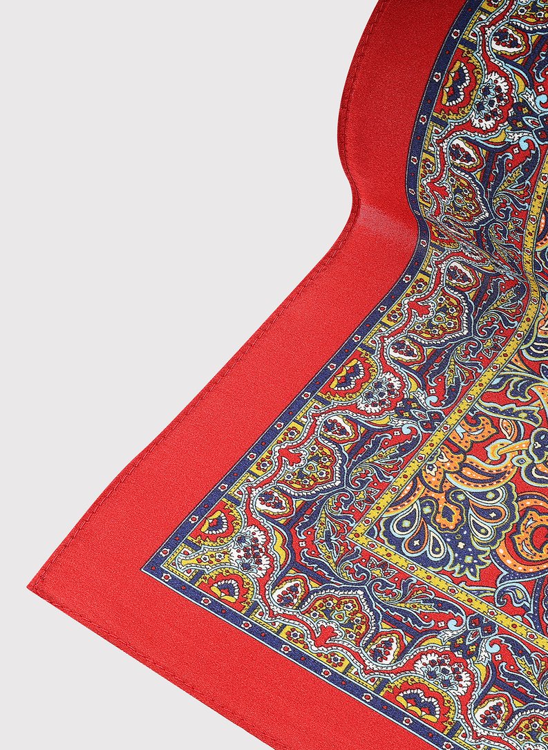 Czerwona poszetka we wzór