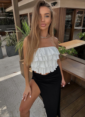 Biała bluzka hiszpanka z falbankami