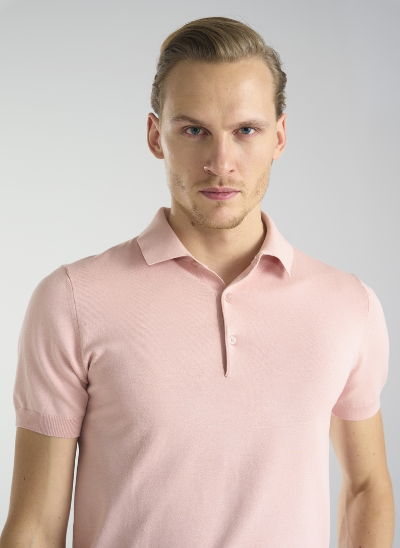 Różowy dzianinowy t-shirt polo