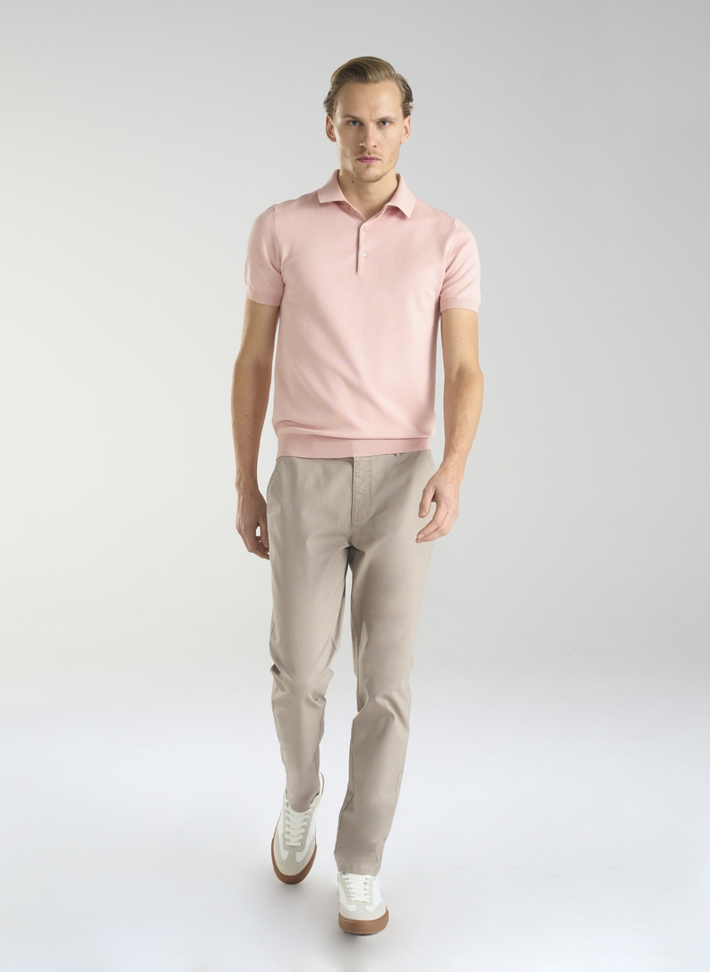 Różowy dzianinowy t-shirt polo