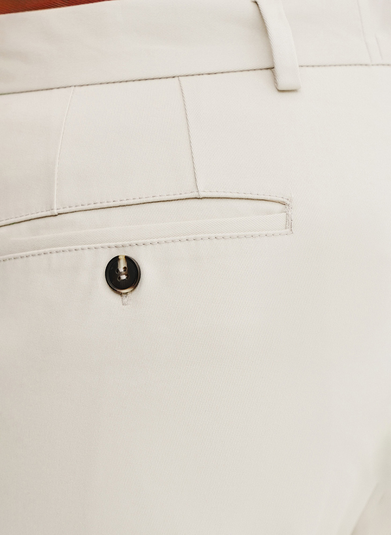 Beżowe spodnie z zaszewkami