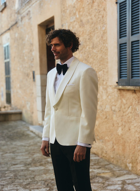 Marynarka smokingowa w jasnym beżowym kolorze