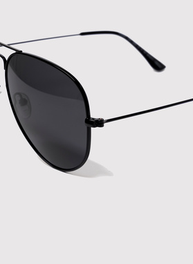 Czarne okulary przeciwsłoneczne pilotki