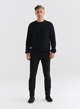Czarny sweter męski o warkoczowym splocie