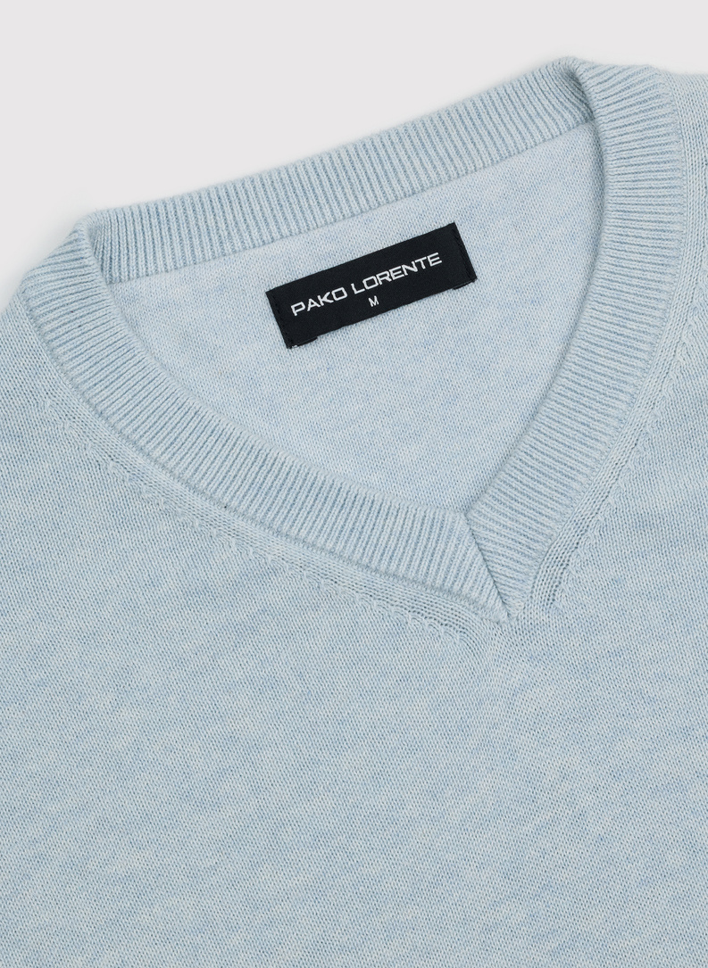 Niebieski sweter v-neck