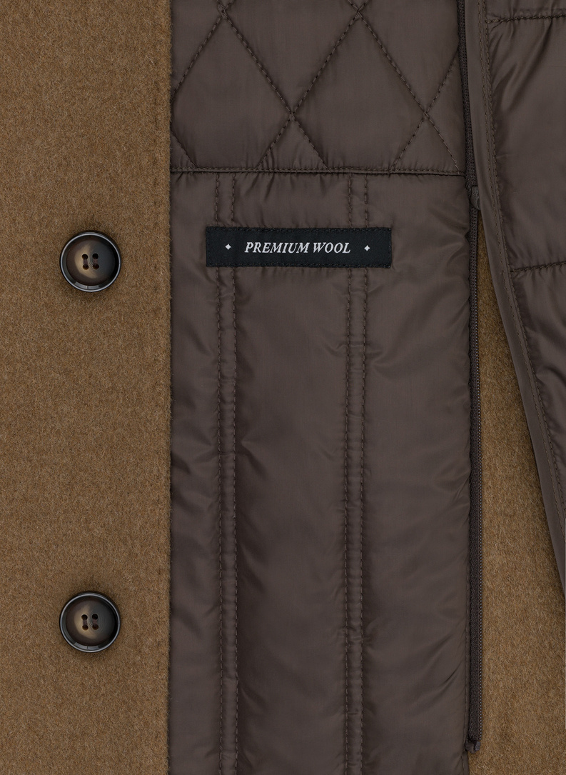 Kamelowy płaszcz męski z odpinaną stójką