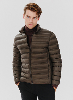 Krótka pikowana kurtka w kolorze brązowym