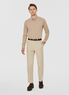 Beżowe spodnie męskie o kroju carrot