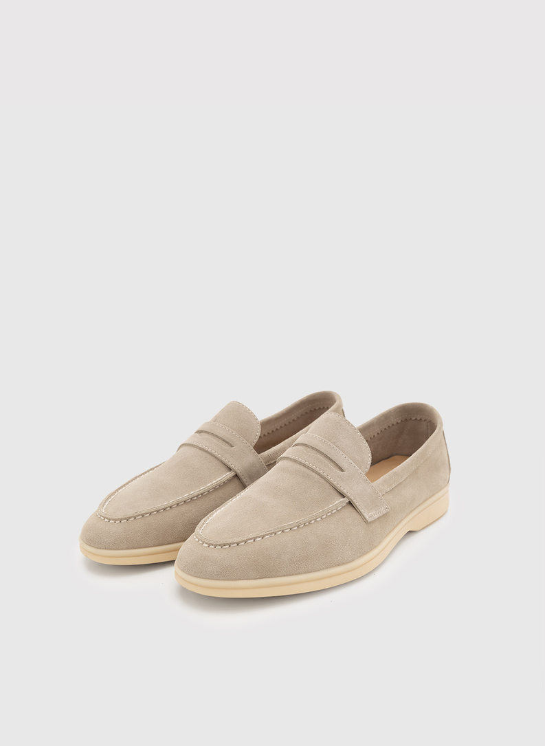 Beżowe mokasyny z zamszu