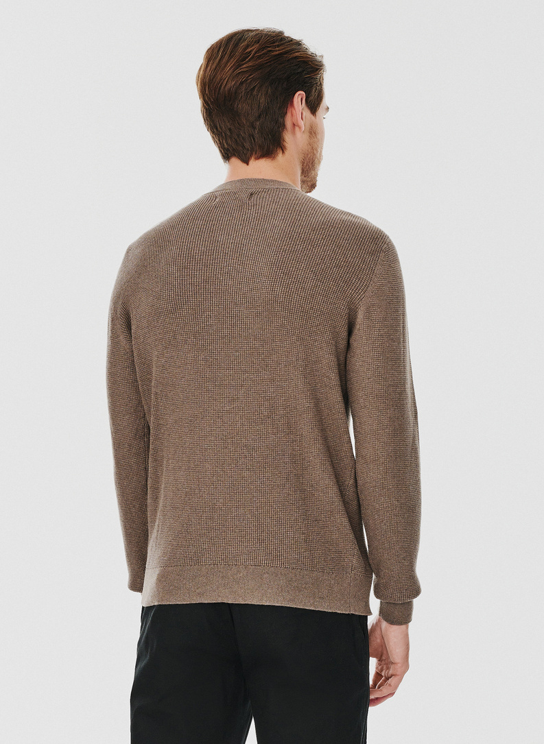 Męski sweter w kolorze brązowym