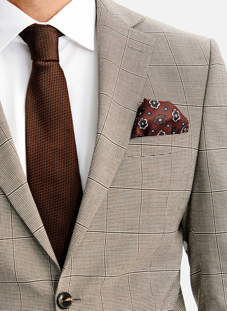 Brązowy garnitur w kratę