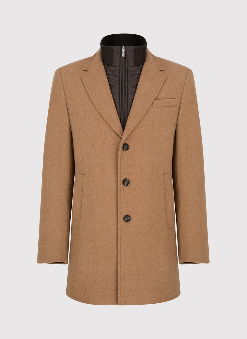 Beżowy płaszcz męski z odpinanym kołnierzem