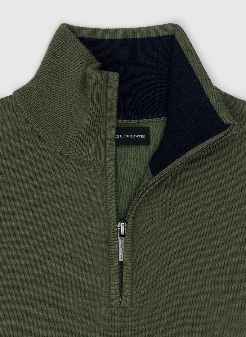 Zielony sweter z wysoką stójką zapinaną na zamek