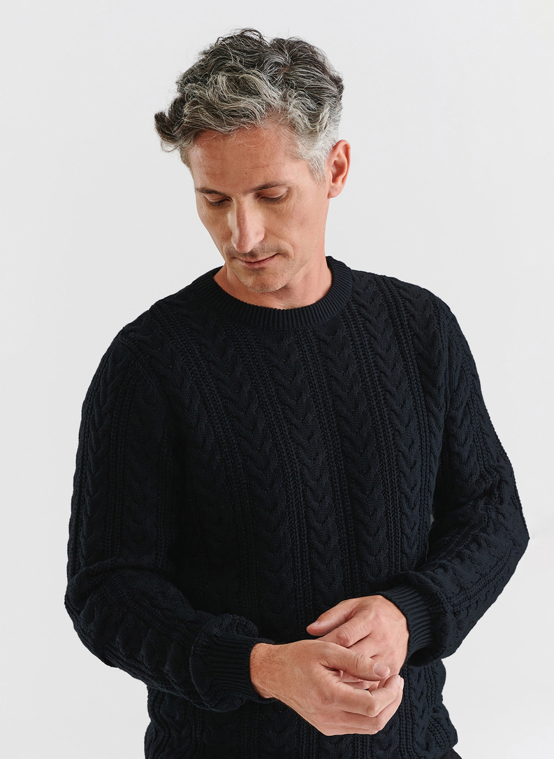 Czarny sweter męski o warkoczowym splocie