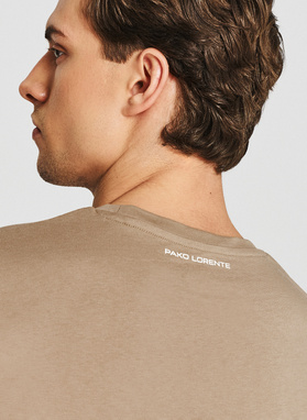 Beżowy bawełniany t-shirt z kieszonką